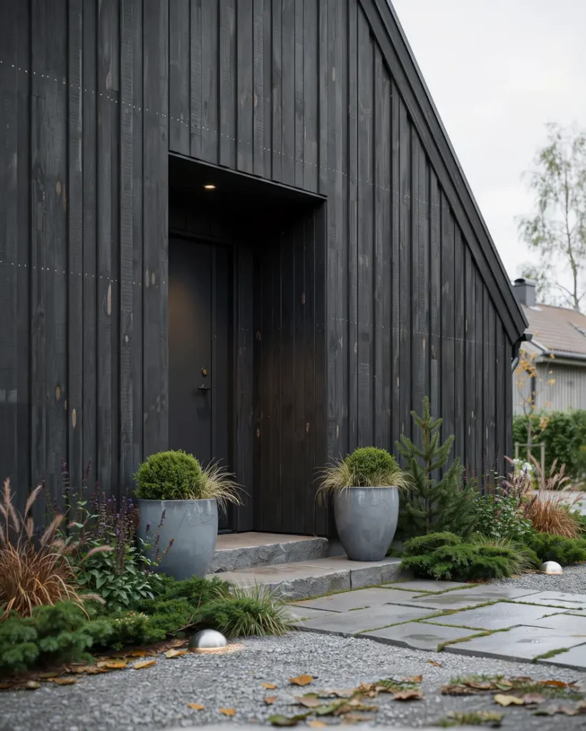 h j husets intryck med r tt entr plantering v xter material och sk tselr d f r svenska villor